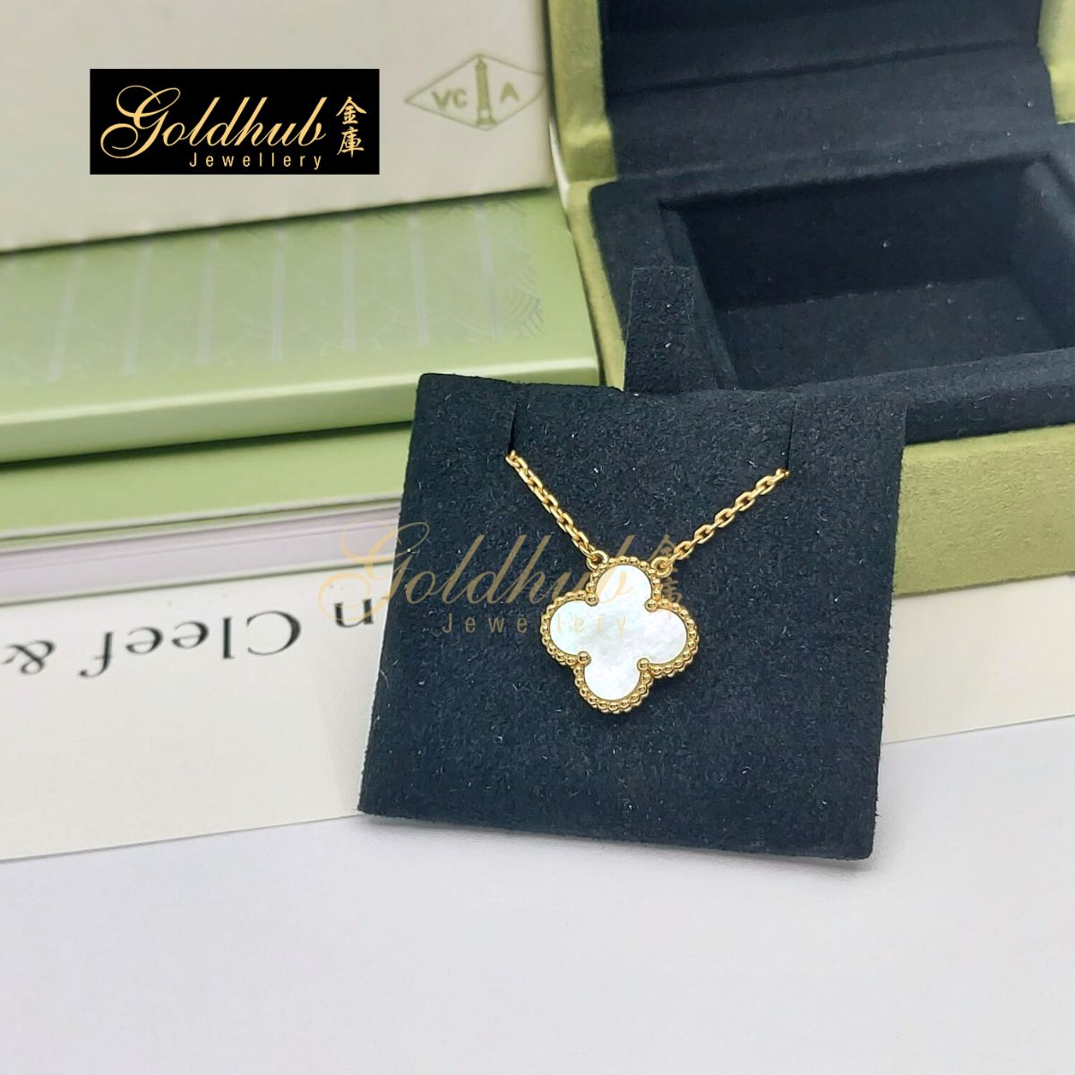 Van Cleef & Arpels Vintage Alhambra pendant, Mother-of-pearl in Yellow Gold