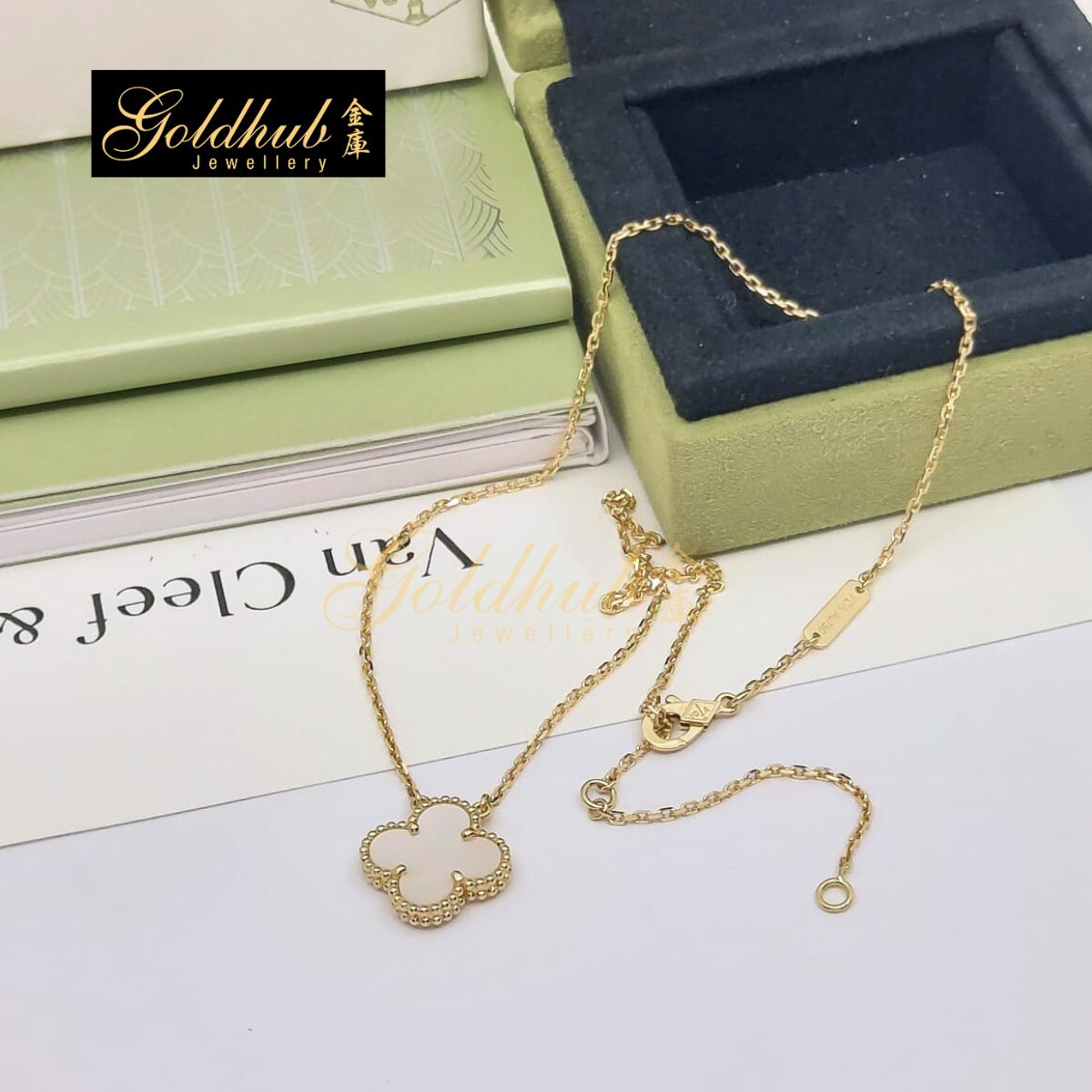Van Cleef & Arpels Vintage Alhambra pendant, Mother-of-pearl in Yellow Gold