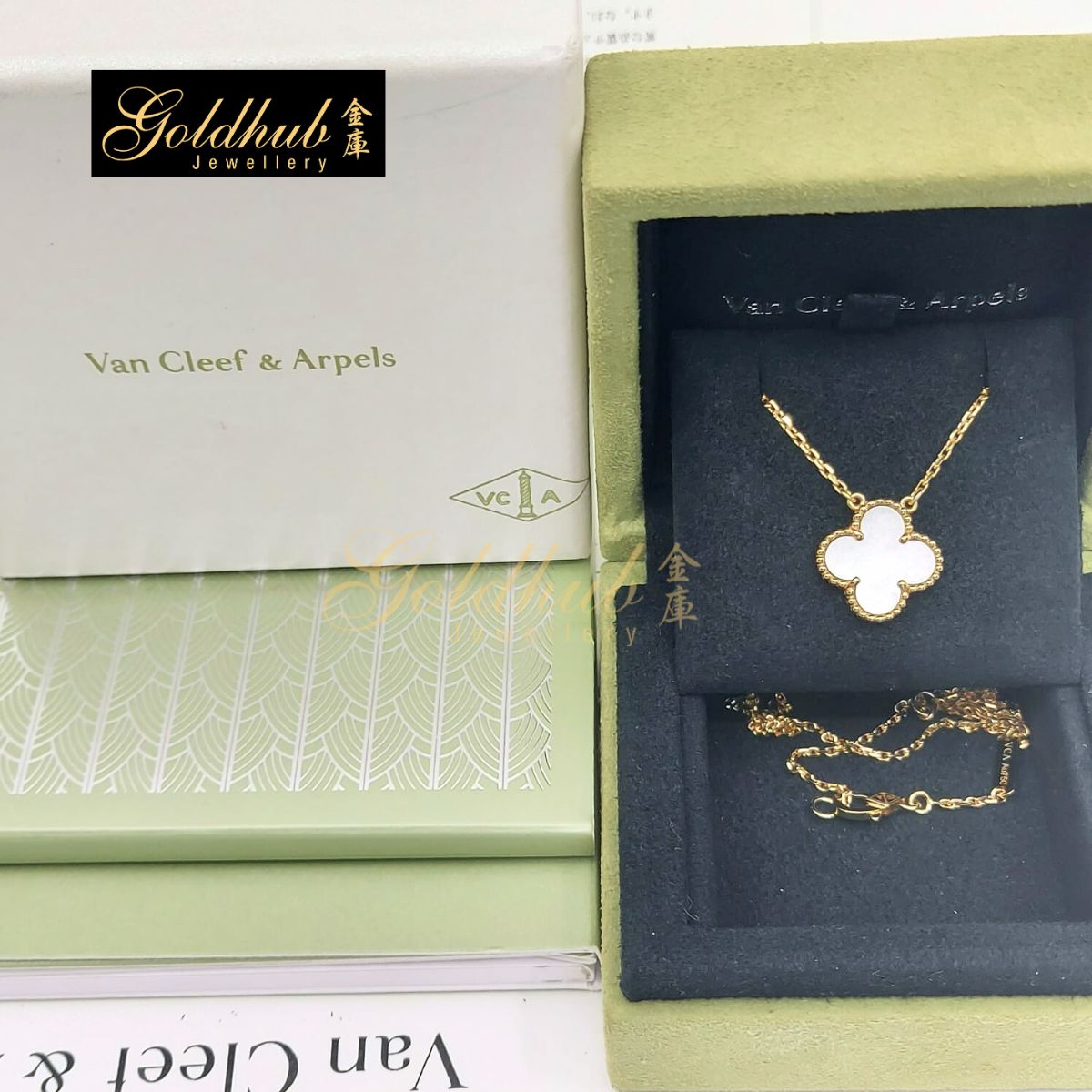 Van Cleef & Arpels Vintage Alhambra pendant, Mother-of-pearl in Yellow Gold