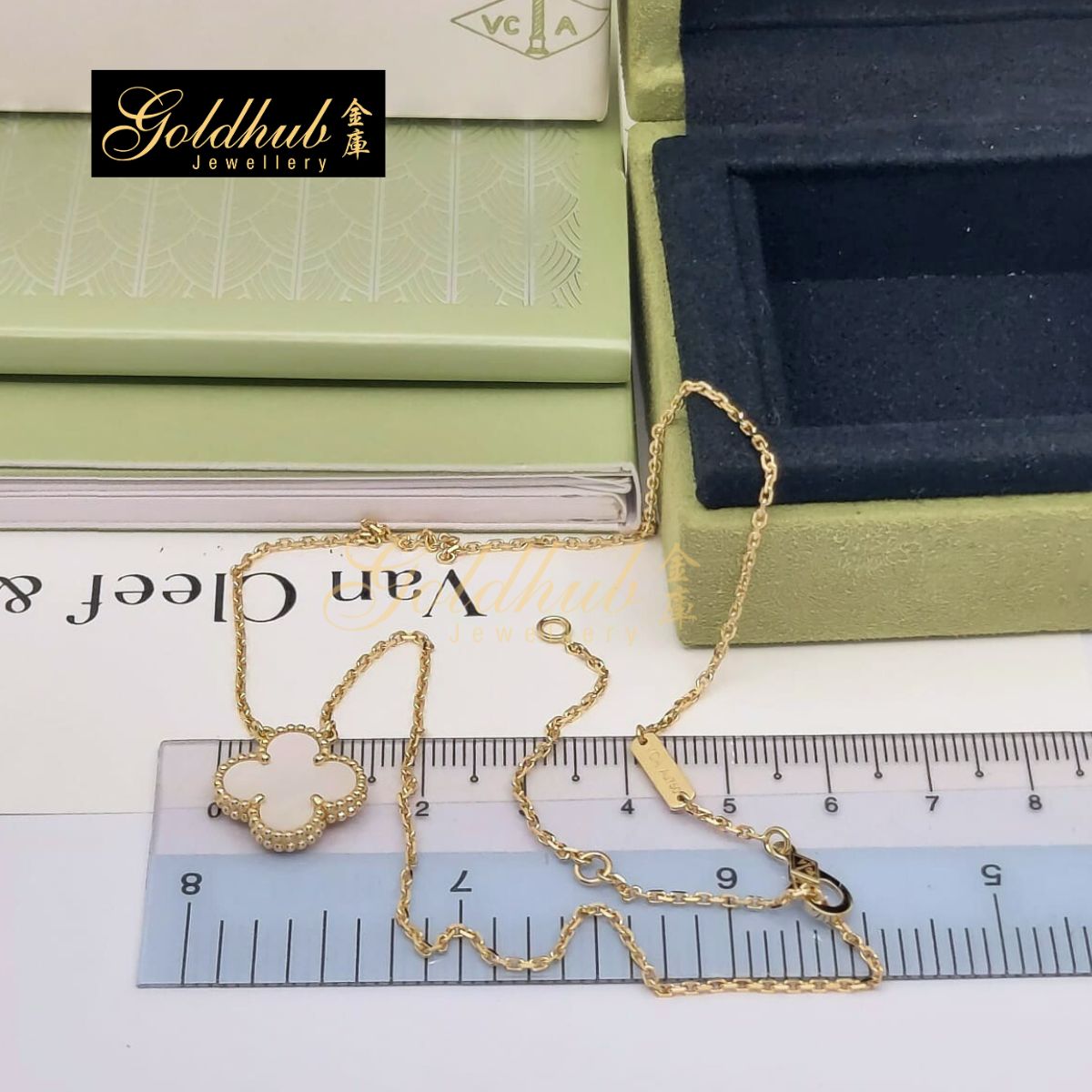Van Cleef & Arpels Vintage Alhambra pendant, Mother-of-pearl in Yellow Gold